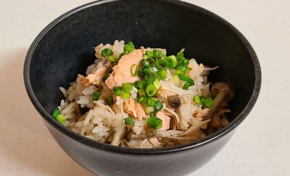 【超簡単レシピ】鮭とキノコの炊き込みご飯｜〇〇さえあれば出来るプロの味
